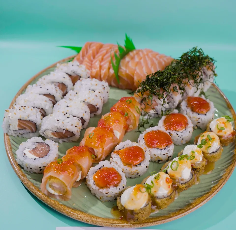 Combinado do Utida Express com salmão, uramakis, dyos e hot sushi